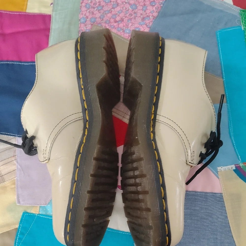 Dr. Martens 1461 Cream Patent 3-Eye Oxford with Black Laces - Picture 5 of 7
